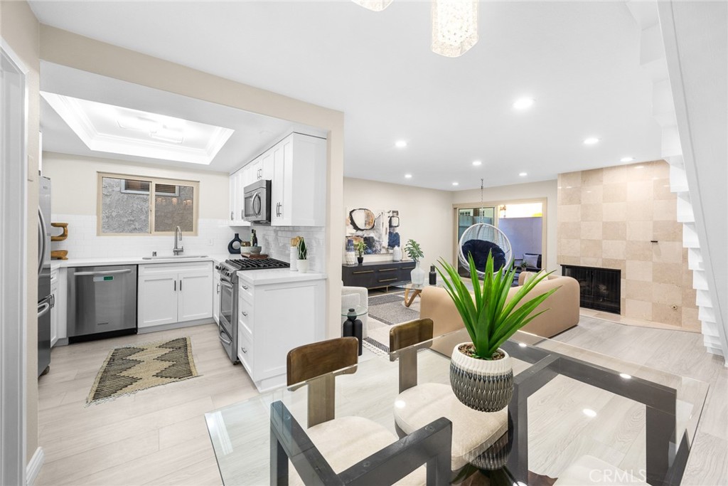 105 S MAYFLOWER AVE E