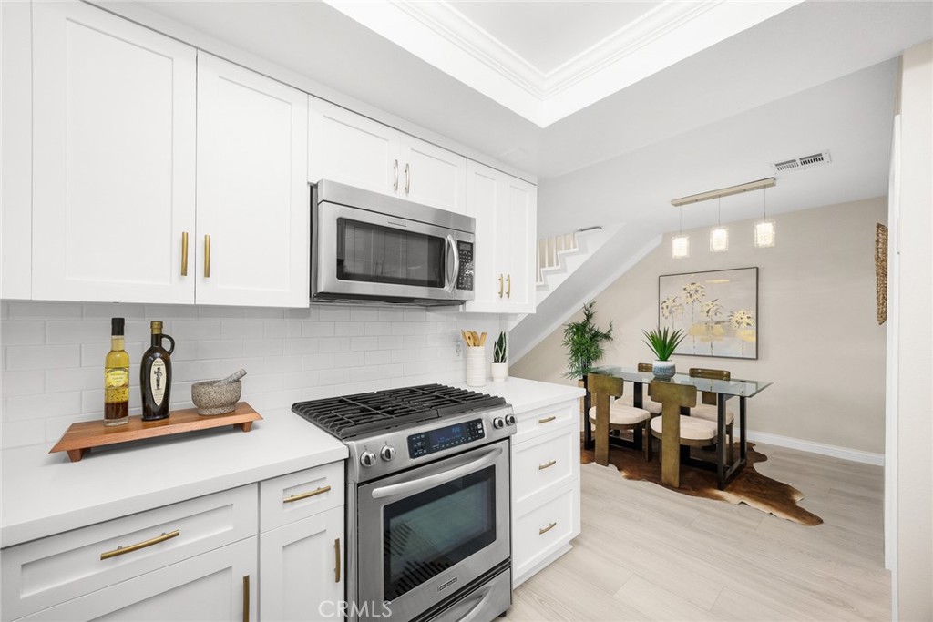 105 S MAYFLOWER AVE E