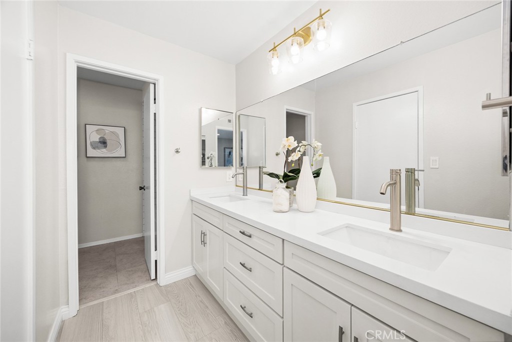 105 S MAYFLOWER AVE E