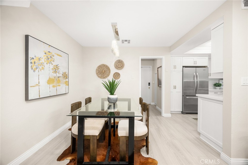 105 S MAYFLOWER AVE E