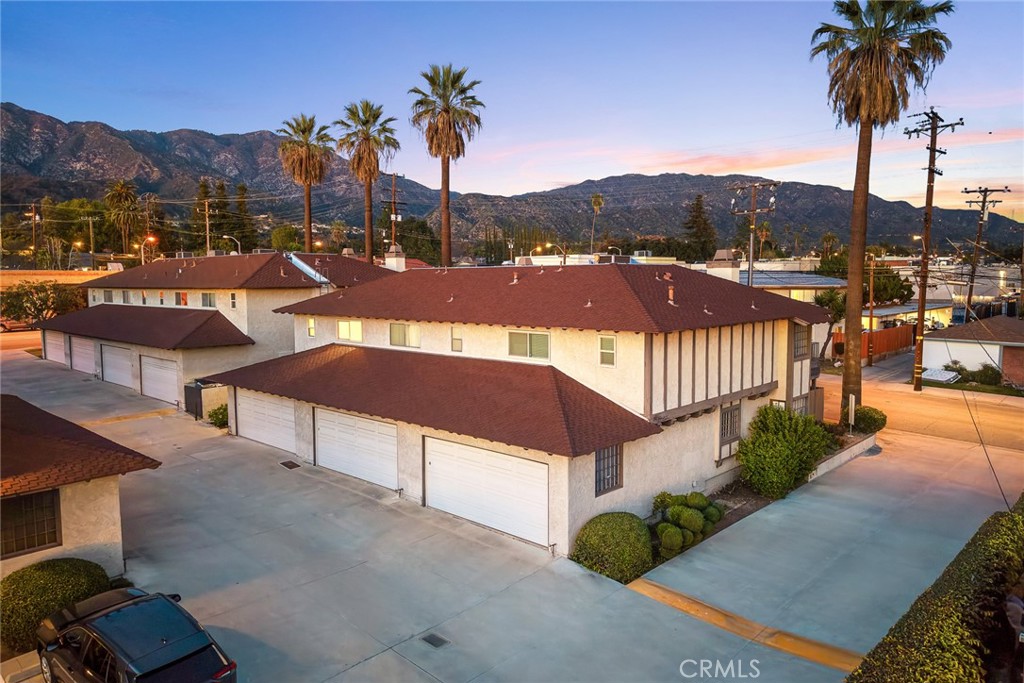 105 S MAYFLOWER AVE E