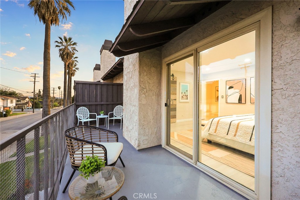 105 S MAYFLOWER AVE E