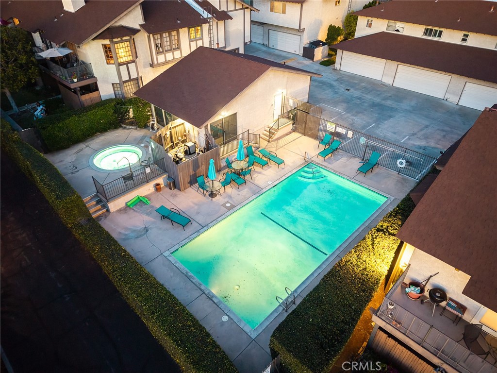 105 S MAYFLOWER AVE E