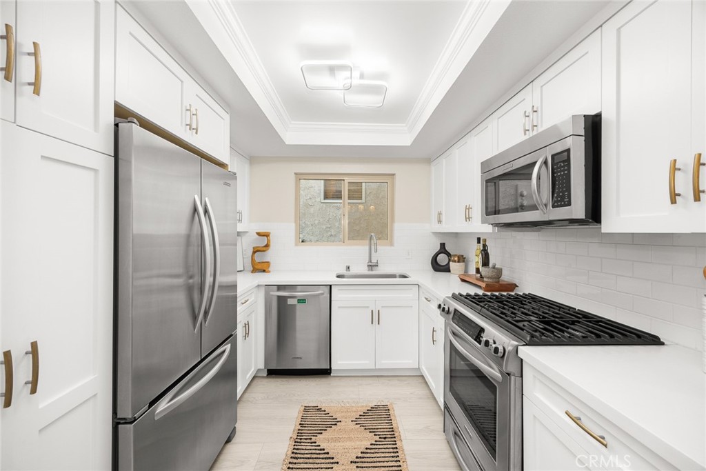 105 S MAYFLOWER AVE E