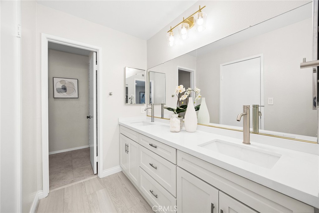 105 S MAYFLOWER AVE E