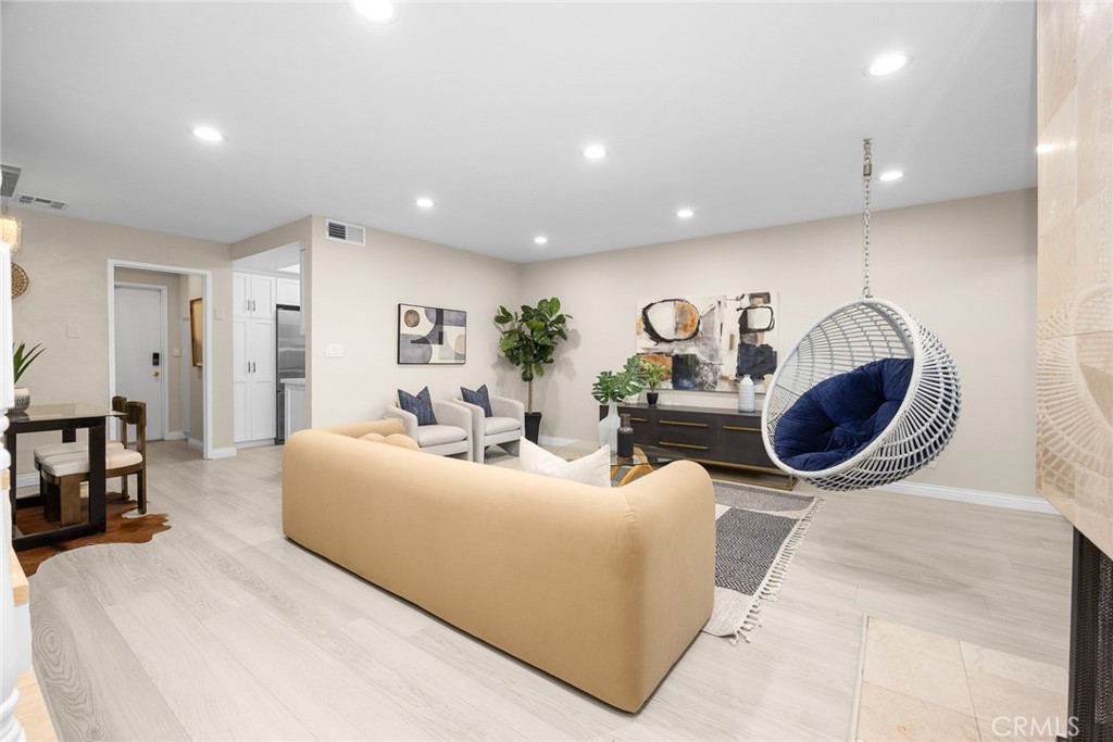 105 S MAYFLOWER AVE E