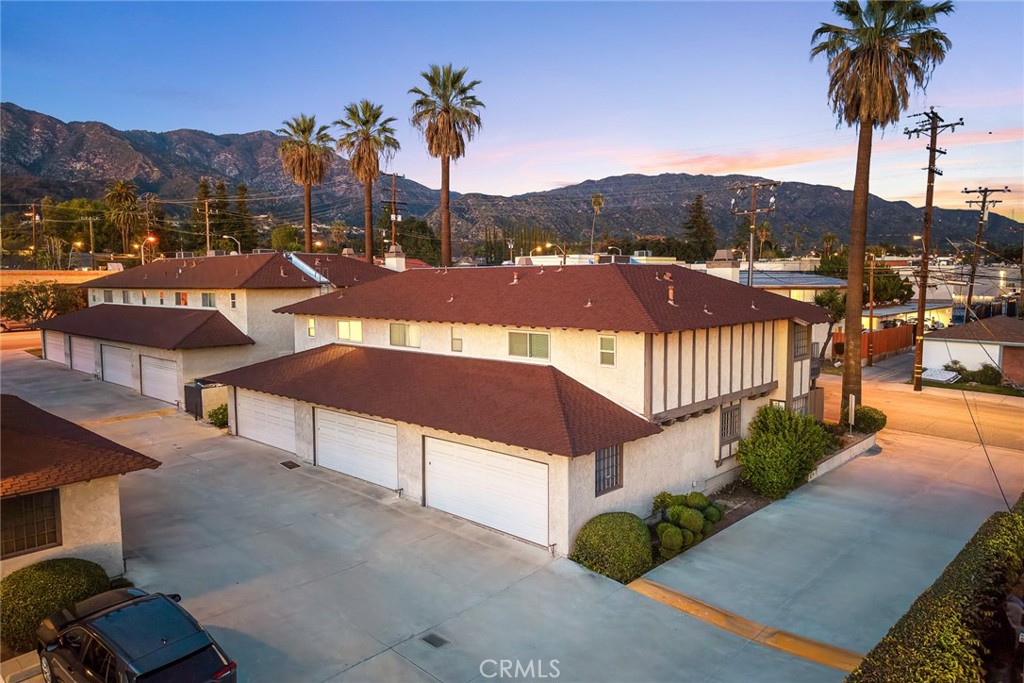 105 S MAYFLOWER AVE E