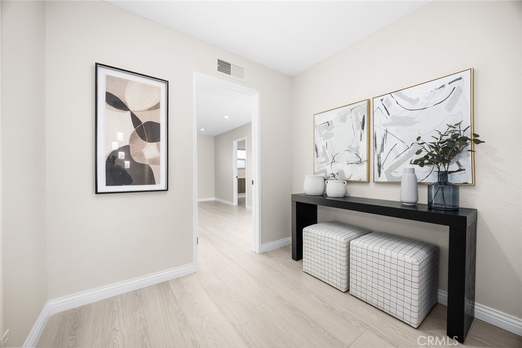 105 S MAYFLOWER AVE E