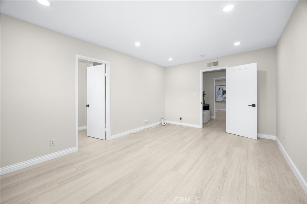 105 S MAYFLOWER AVE E