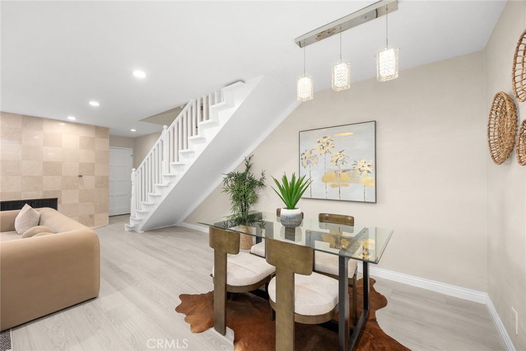 105 S MAYFLOWER AVE E