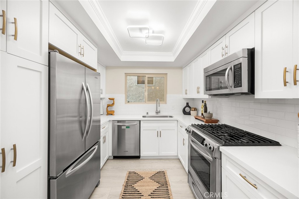 105 S MAYFLOWER AVE E