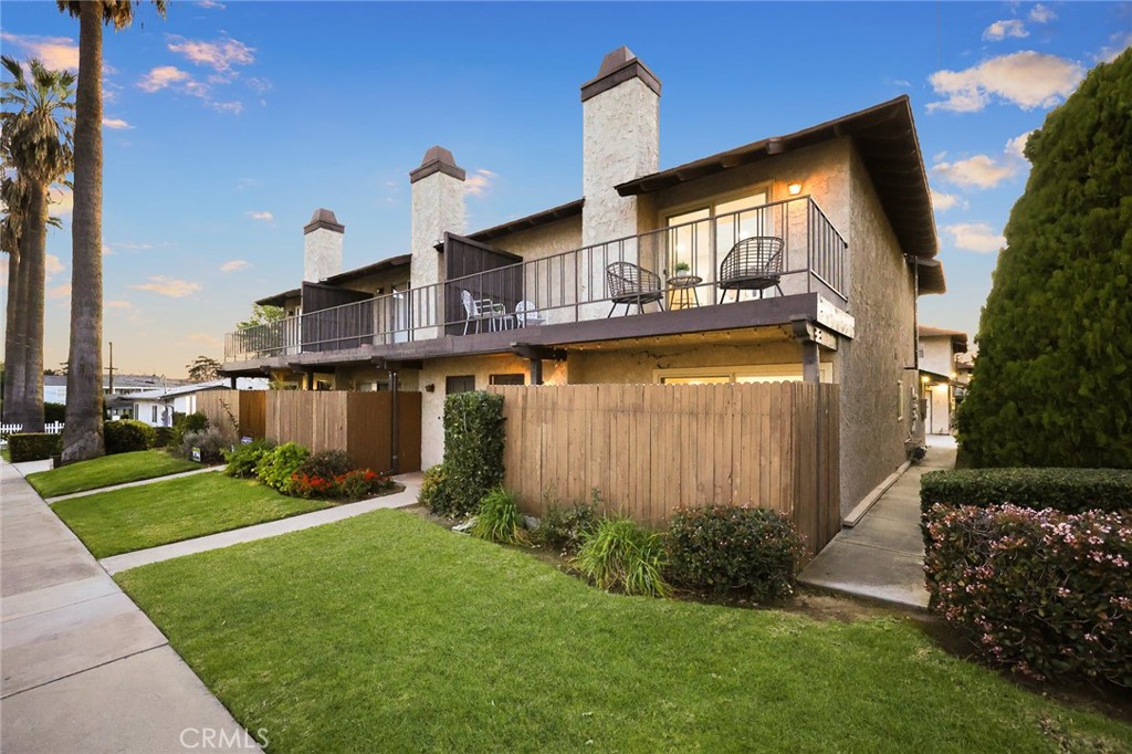 105 S MAYFLOWER AVE E