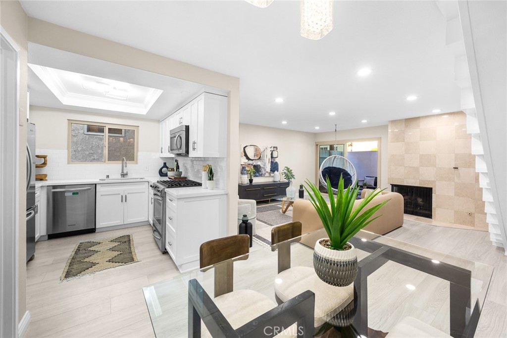 105 S MAYFLOWER AVE E