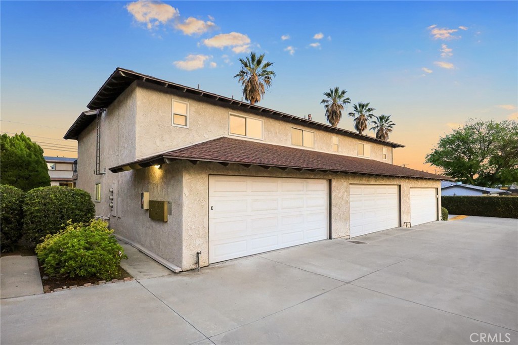 105 S MAYFLOWER AVE E