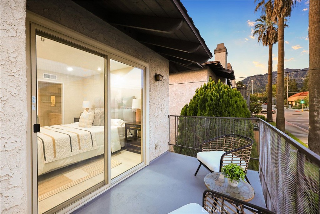 105 S MAYFLOWER AVE E