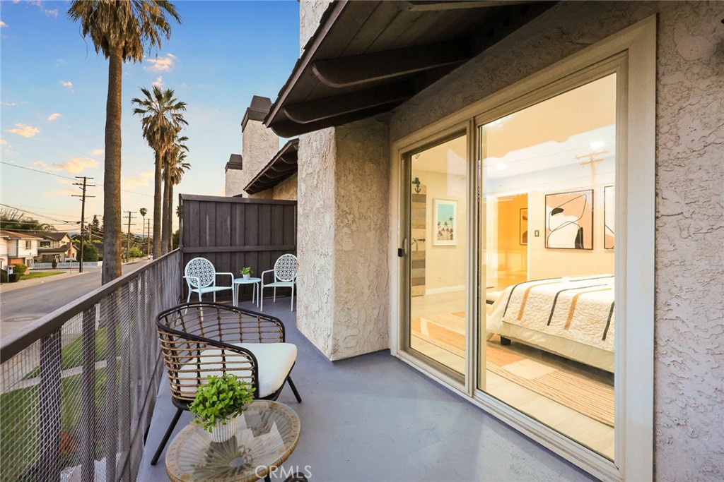 105 S MAYFLOWER AVE E