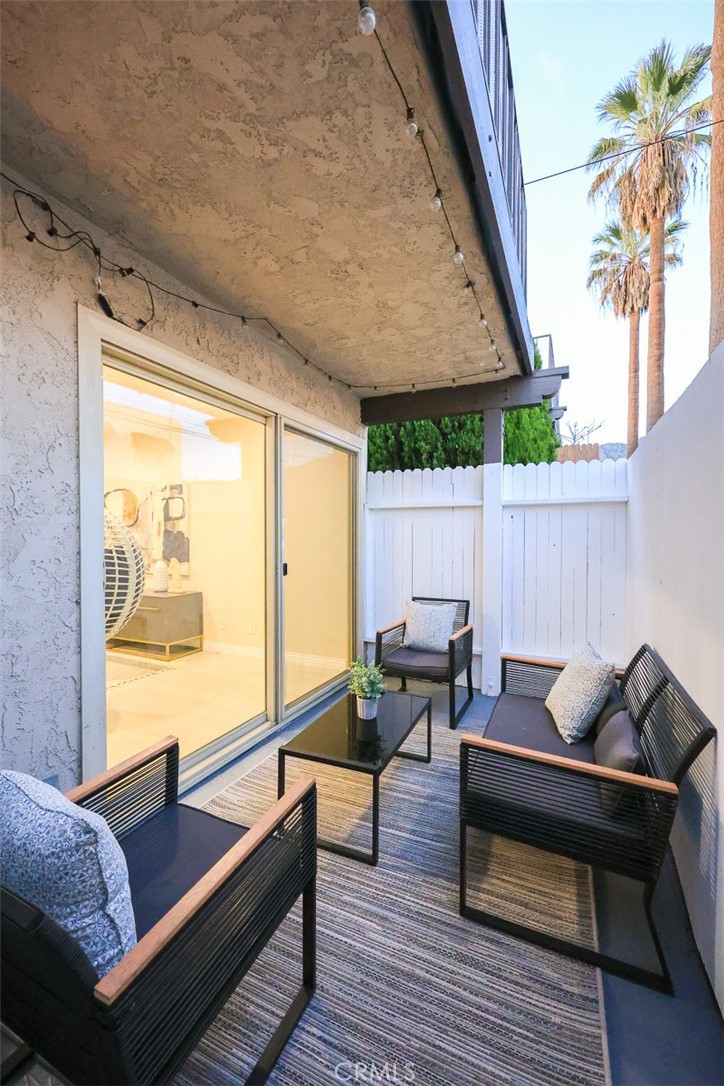 105 S MAYFLOWER AVE E