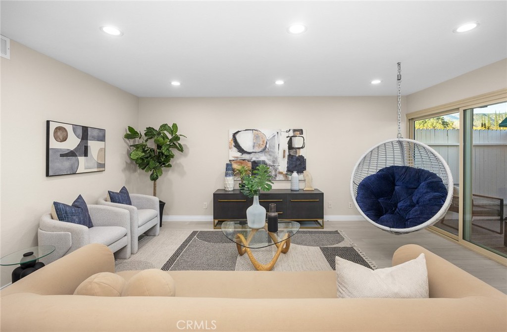 105 S MAYFLOWER AVE E