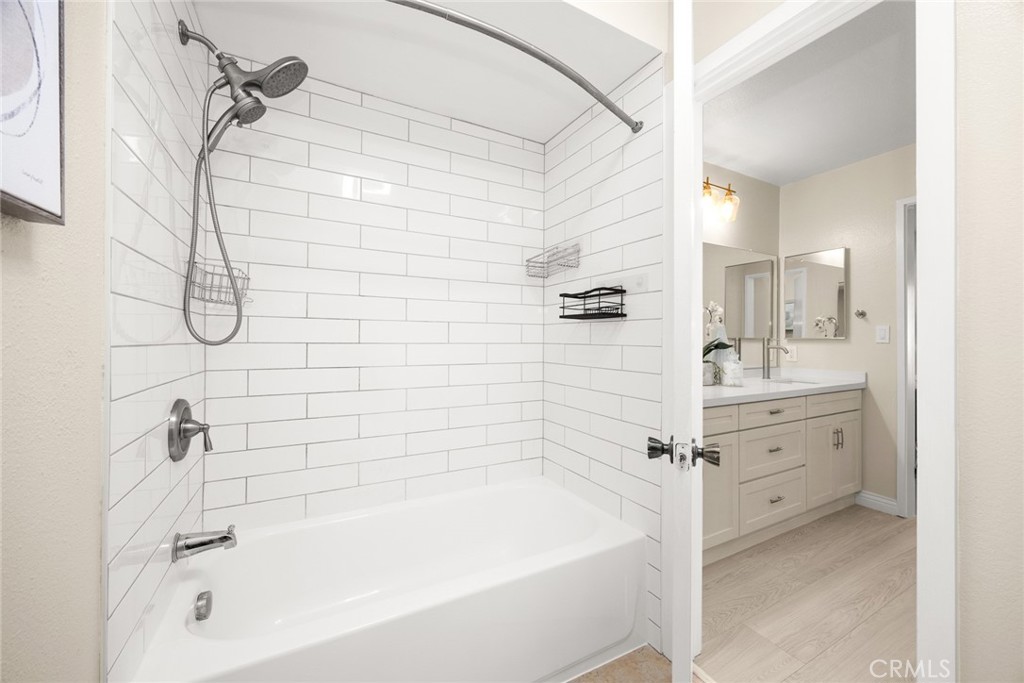 105 S MAYFLOWER AVE E