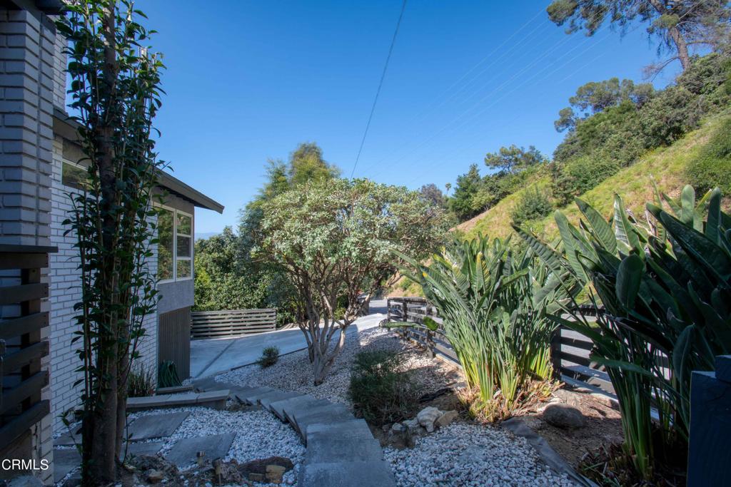 835 Divina Vista Street