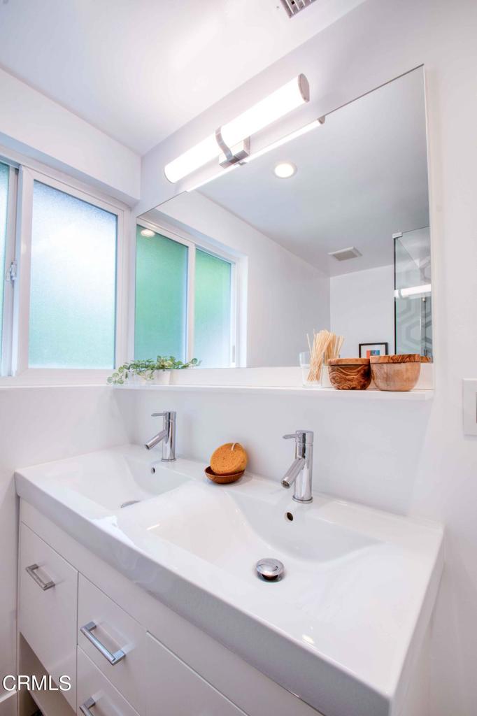 835 Divina Vista Street