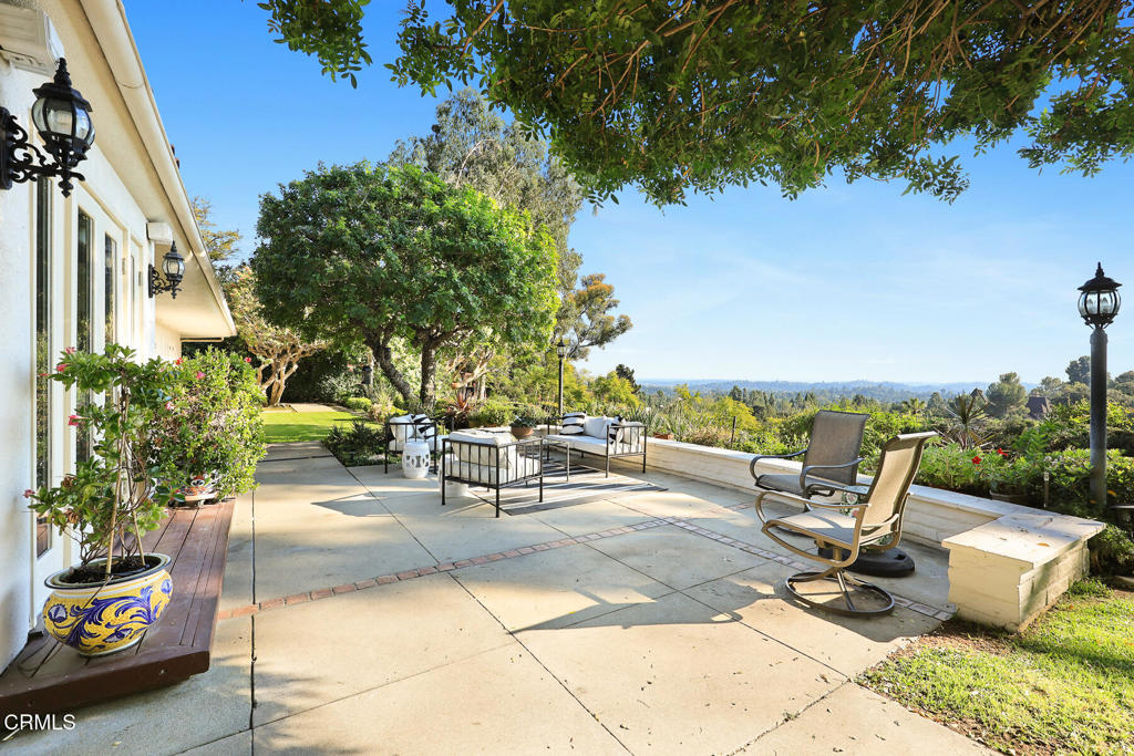 399 N San Rafael Avenue