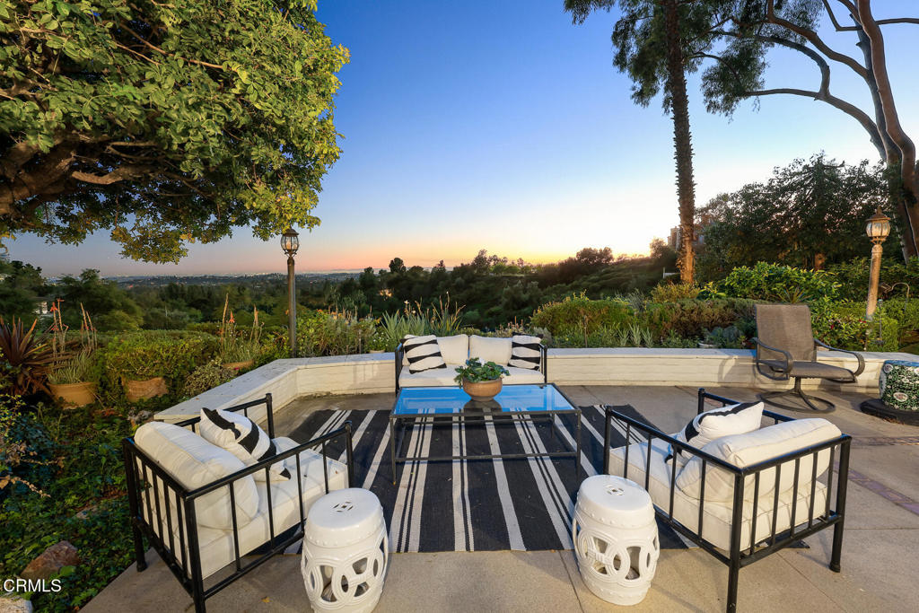 399 N San Rafael Avenue