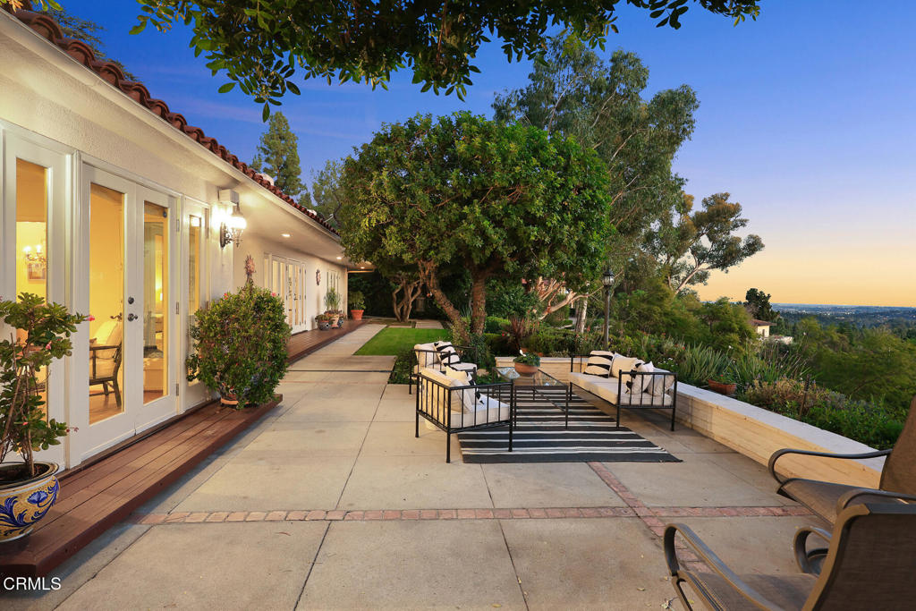 399 N San Rafael Avenue