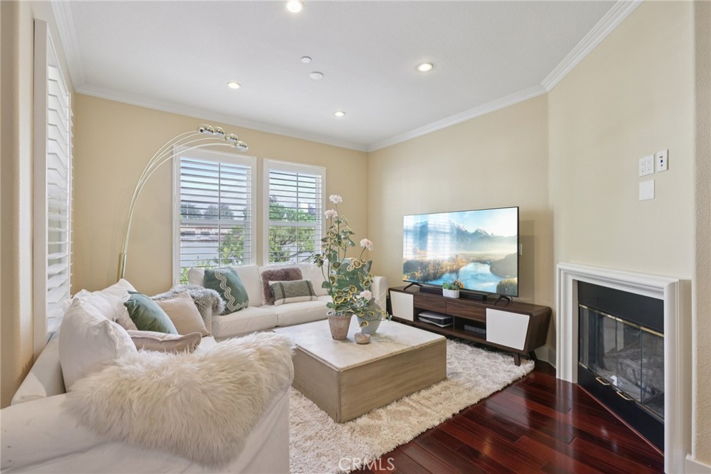 453 N Altadena Drive 5