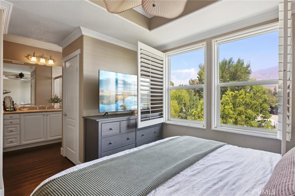 453 N Altadena Drive 5