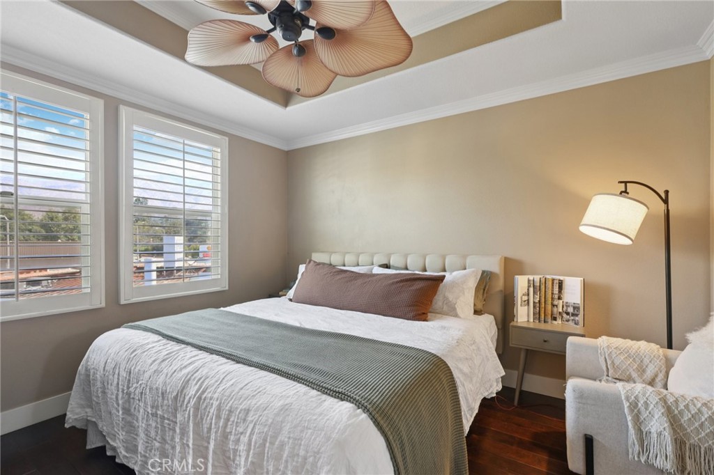 453 N Altadena Drive 5