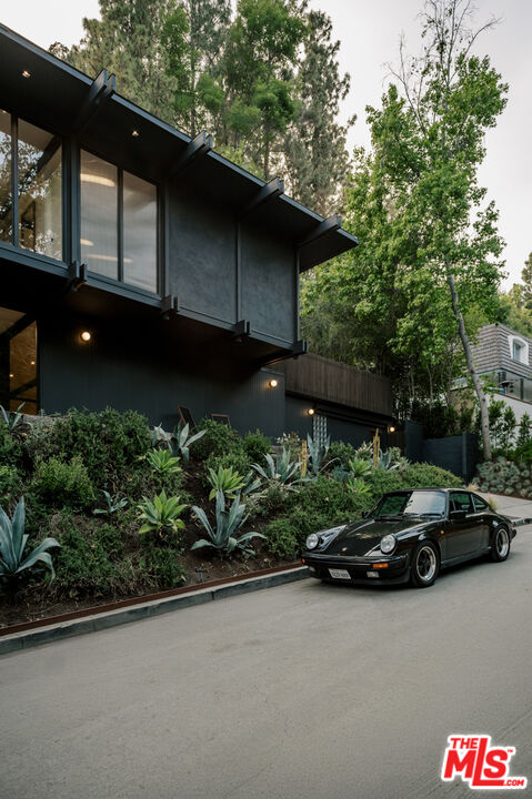 5649 Valley Oak Dr