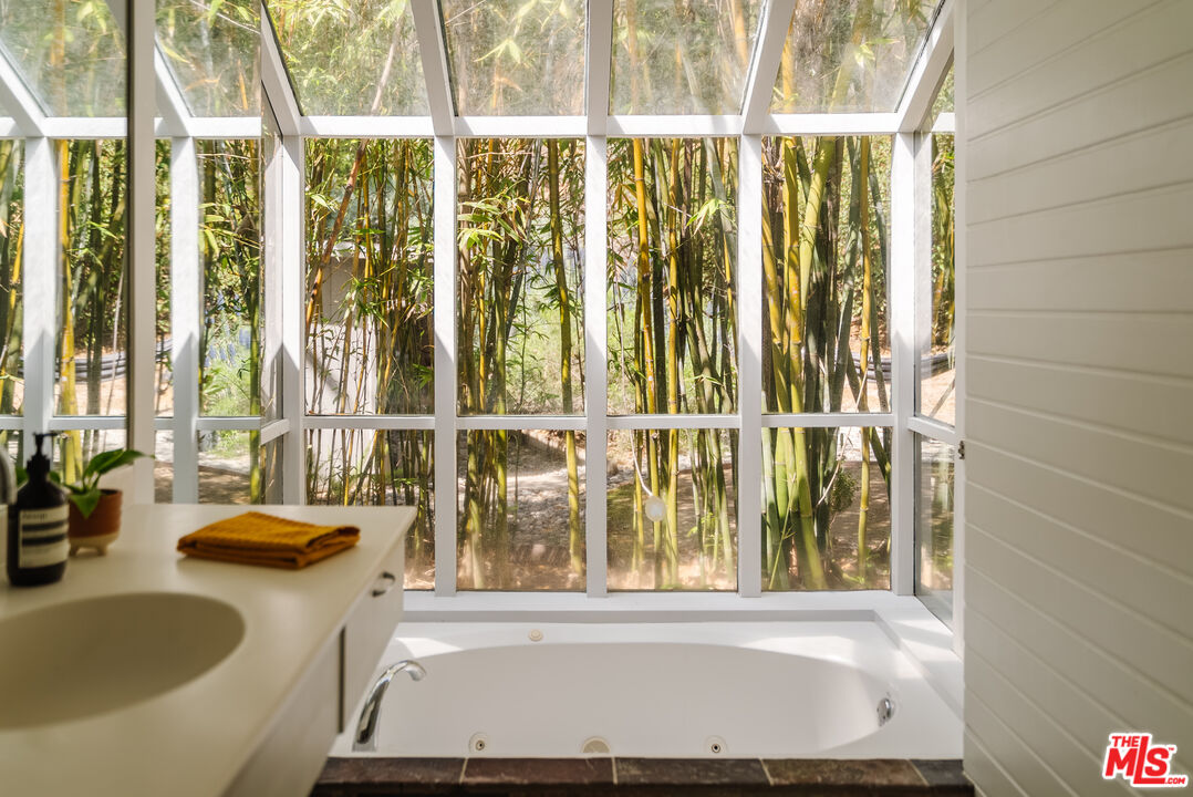 9081 Wonderland Park Ave