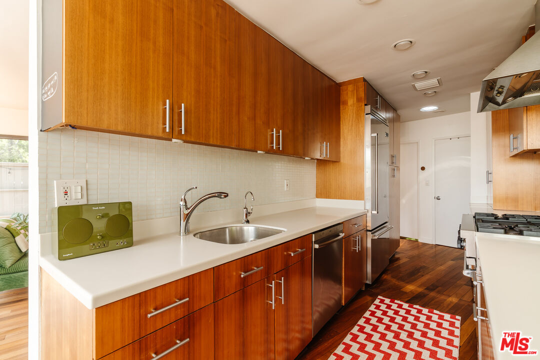 9081 Wonderland Park Ave