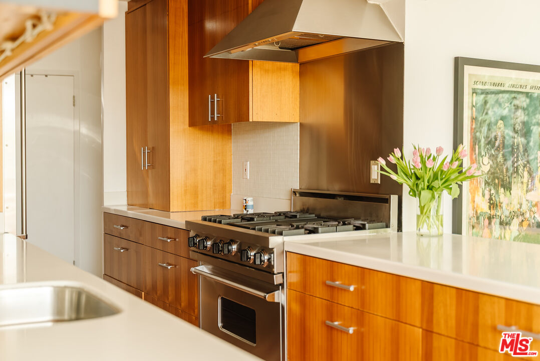 9081 Wonderland Park Ave