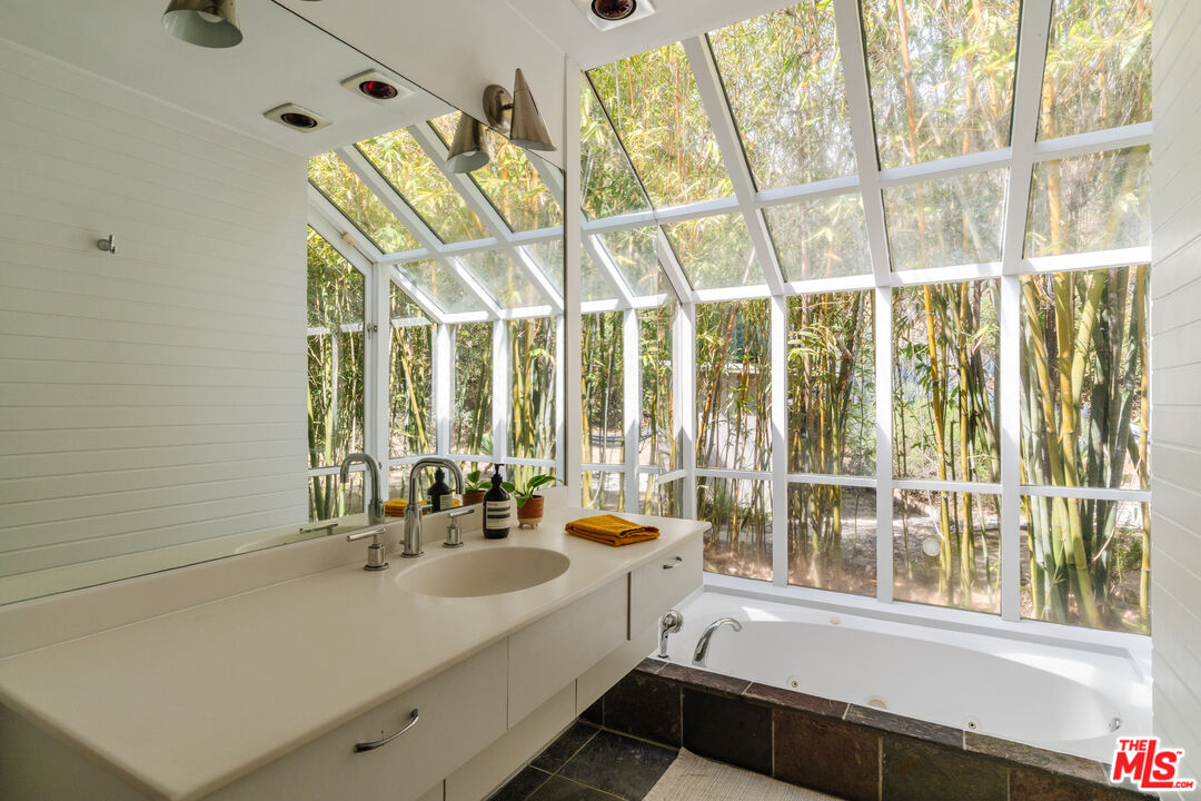 9081 Wonderland Park Ave