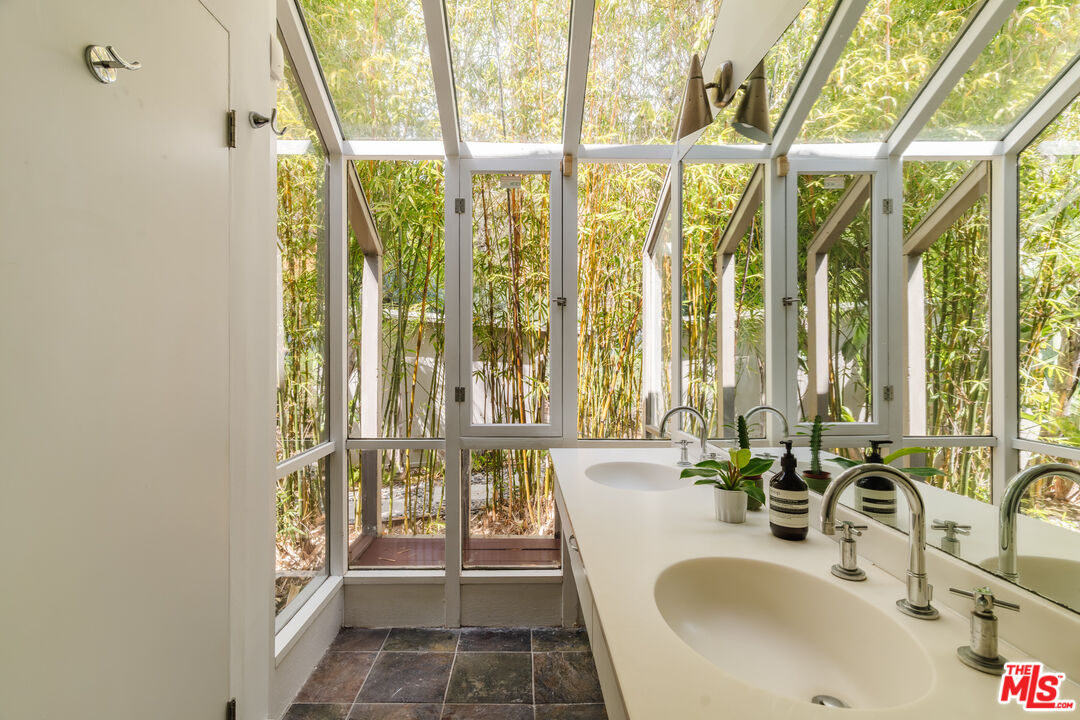 9081 Wonderland Park Ave