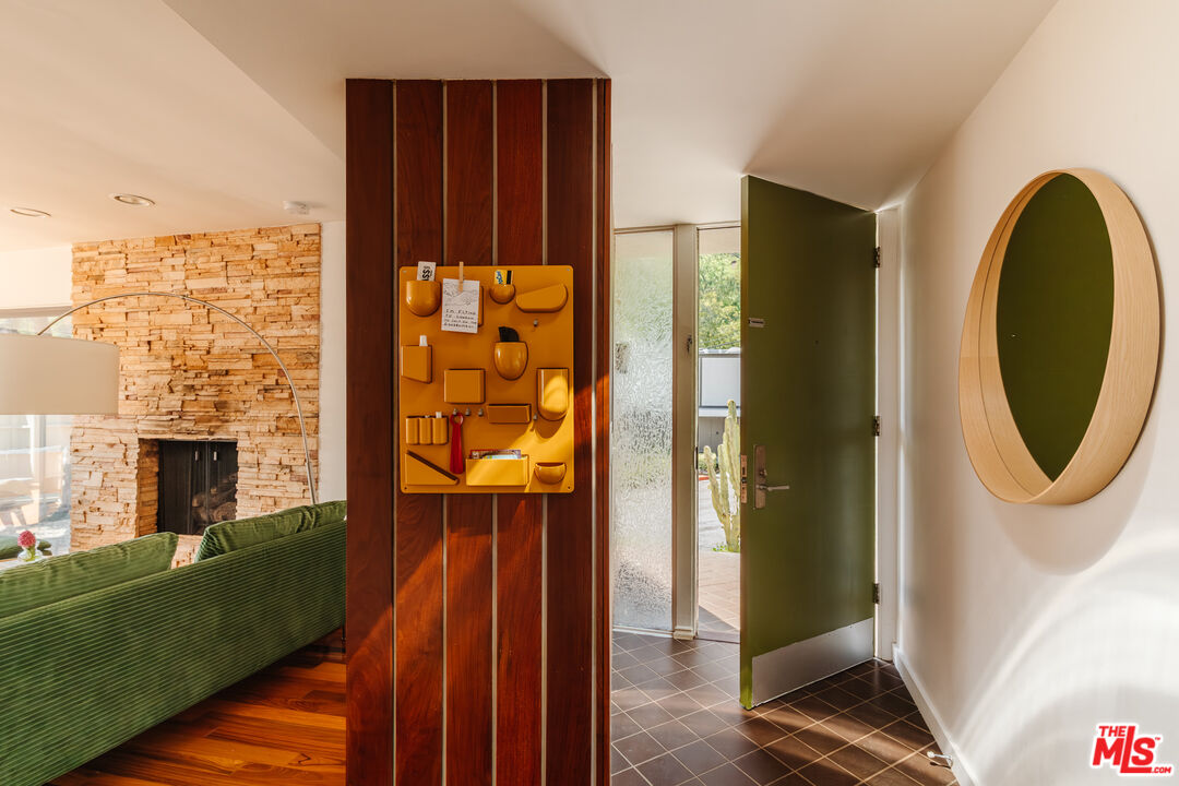 9081 Wonderland Park Ave