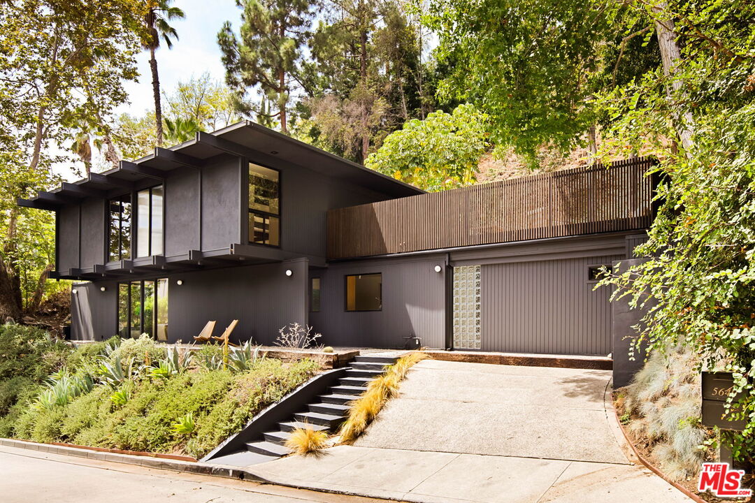 5649 Valley Oak Dr