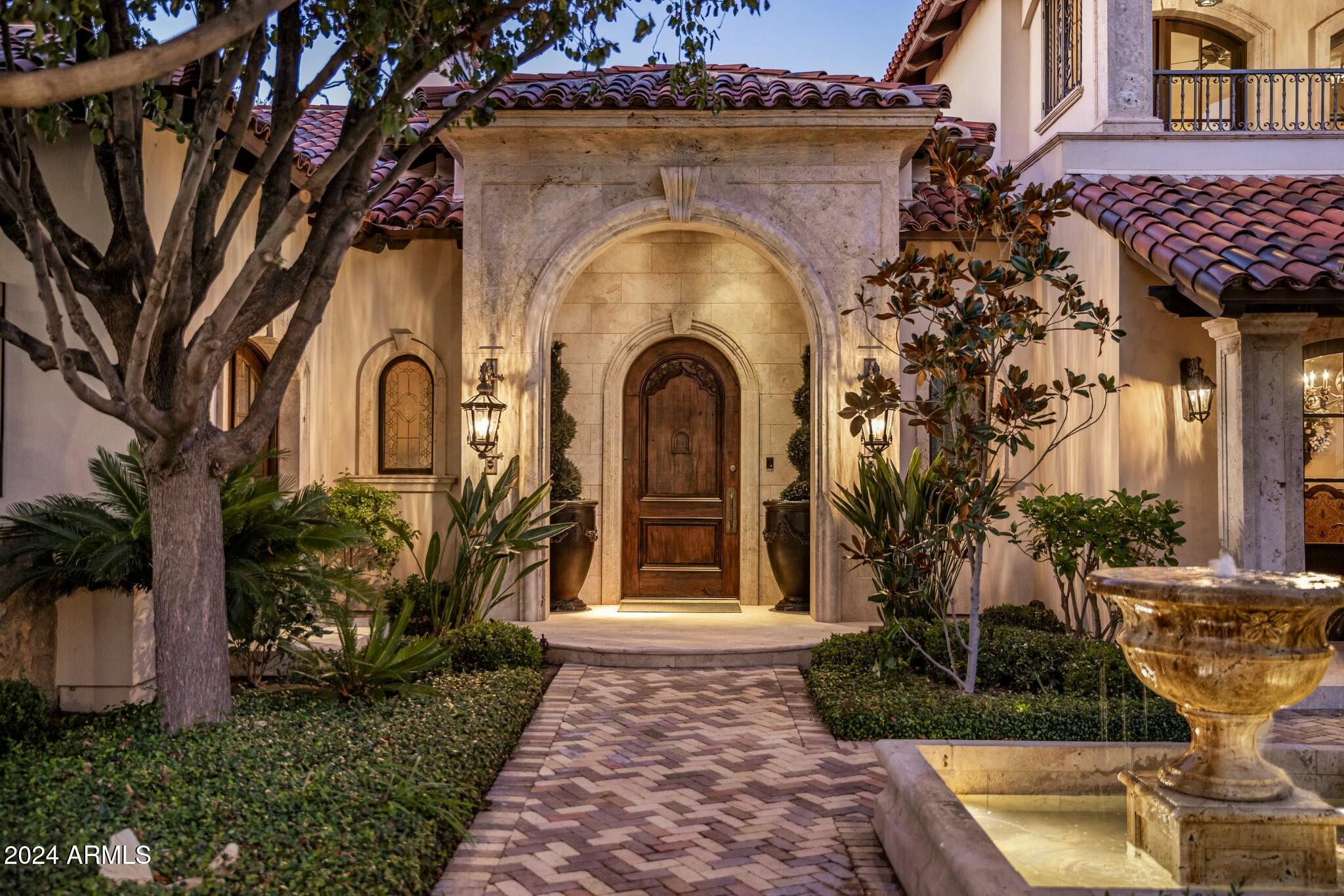 5902 E ARCADIA Lane