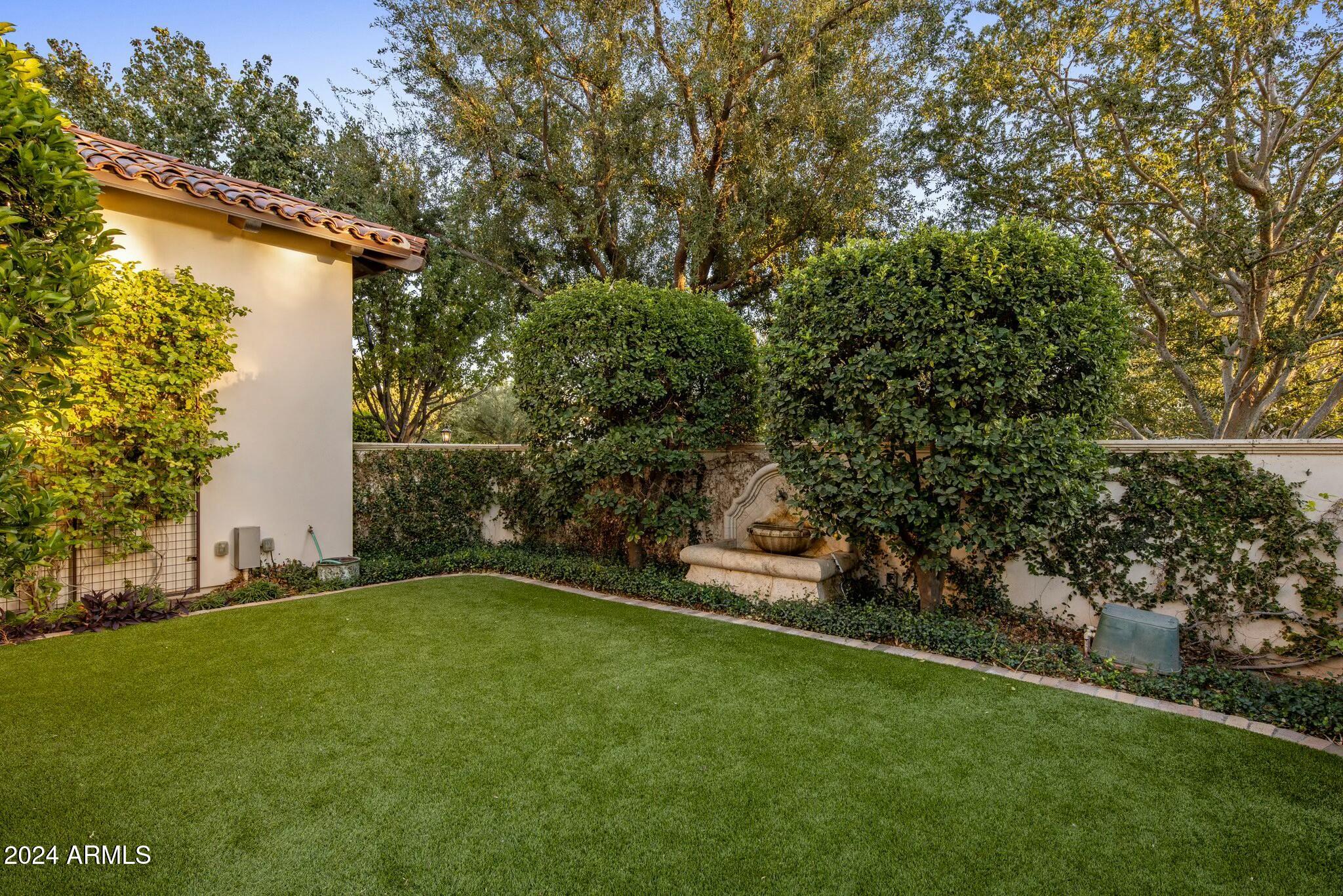 5902 E ARCADIA Lane