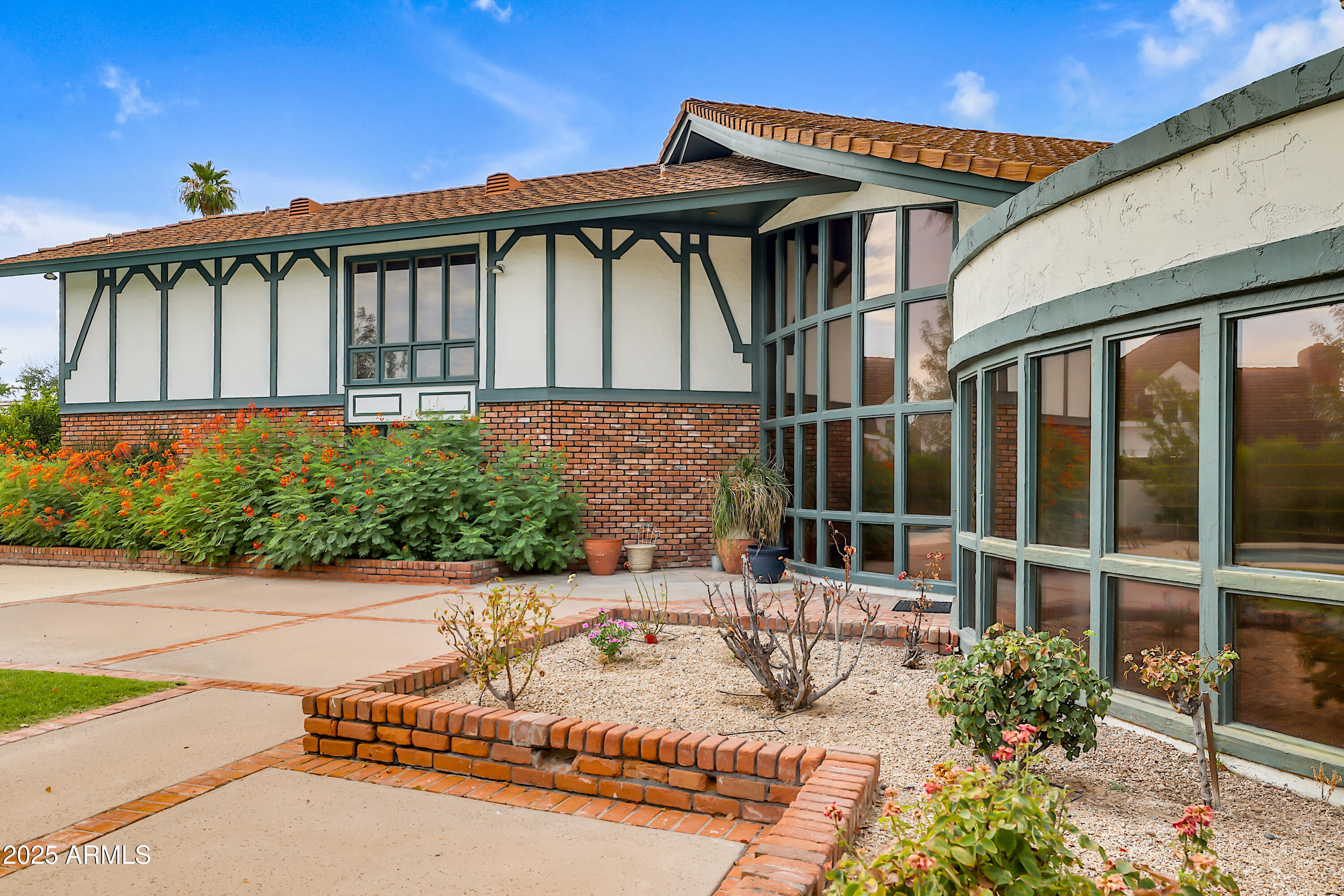 211 W KALER Drive