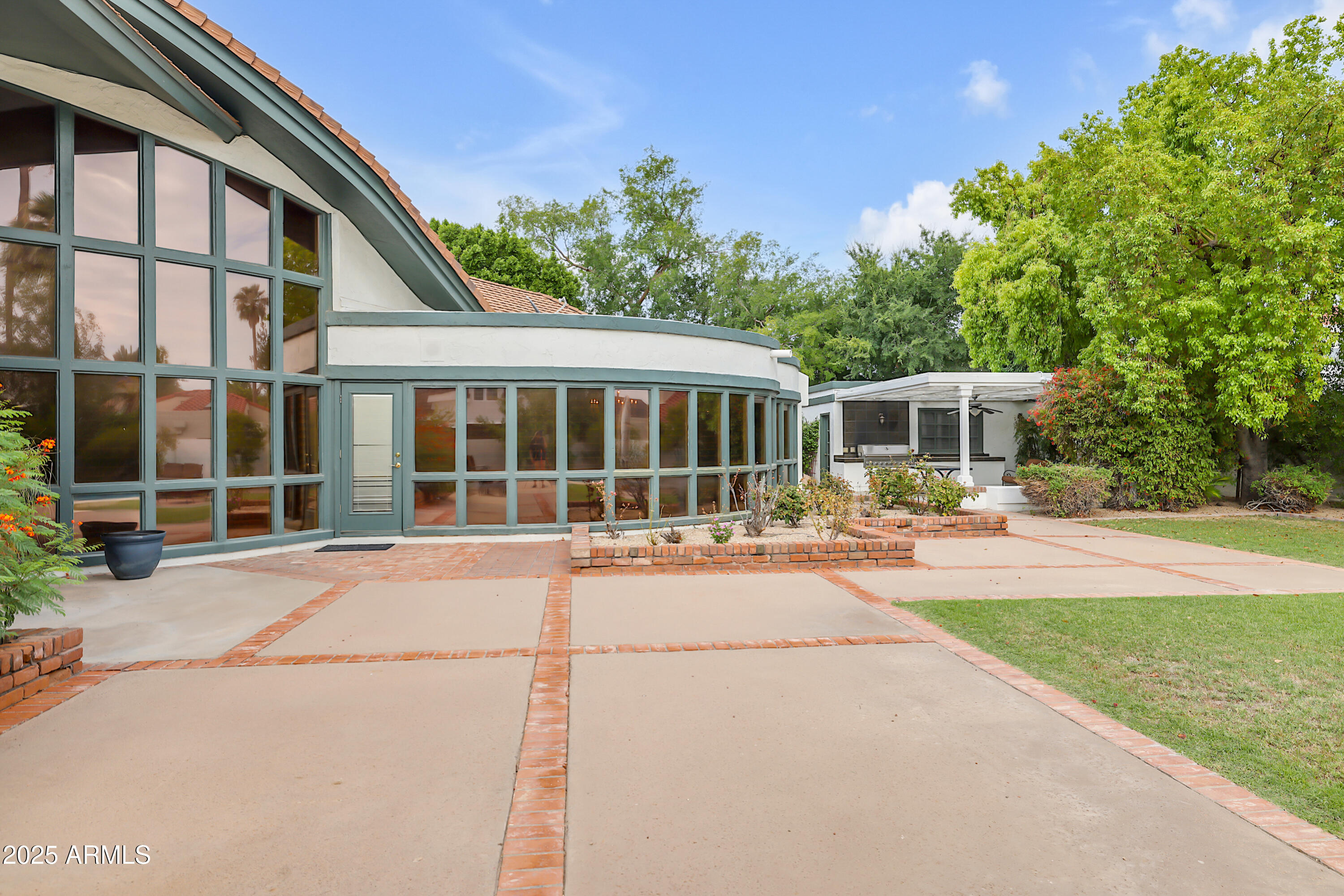 211 W KALER Drive