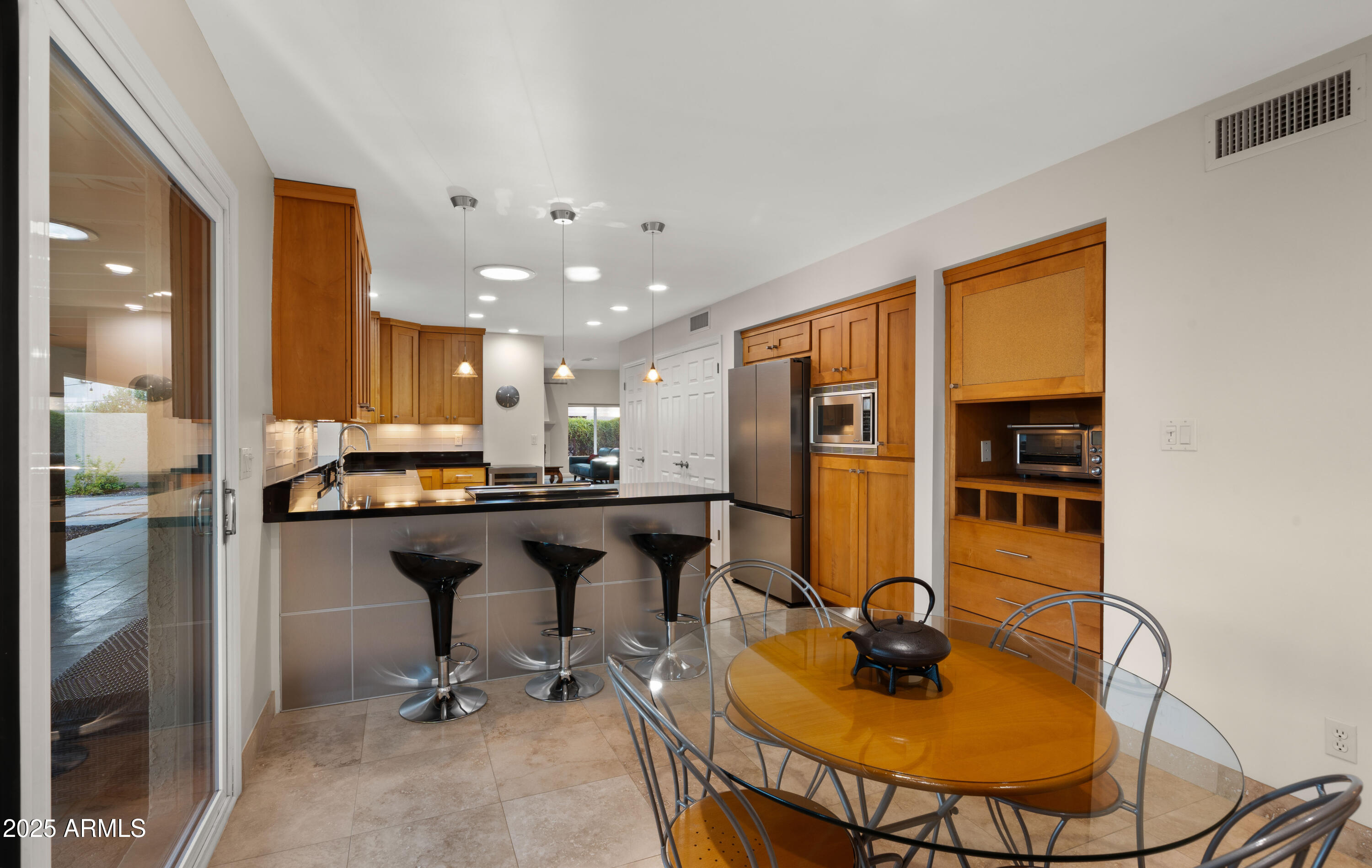 2423 E MARSHALL Avenue