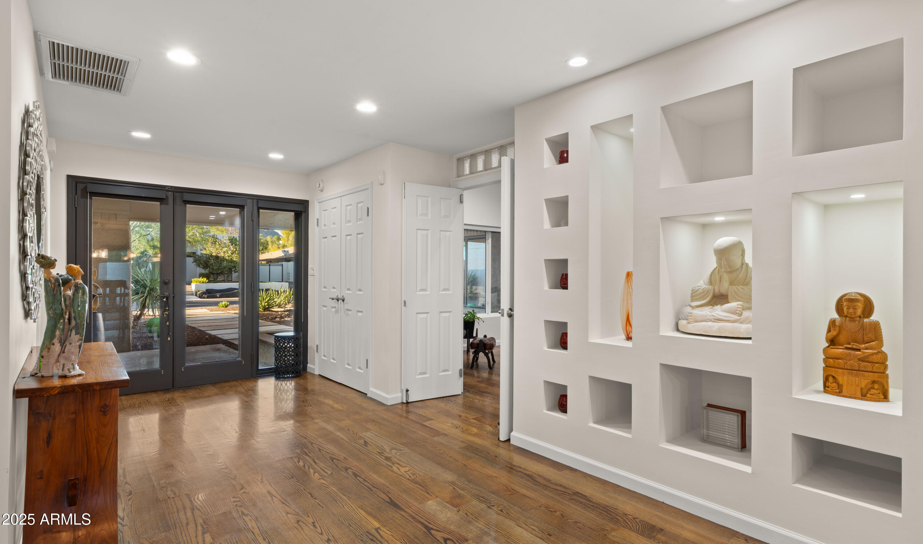 2423 E MARSHALL Avenue