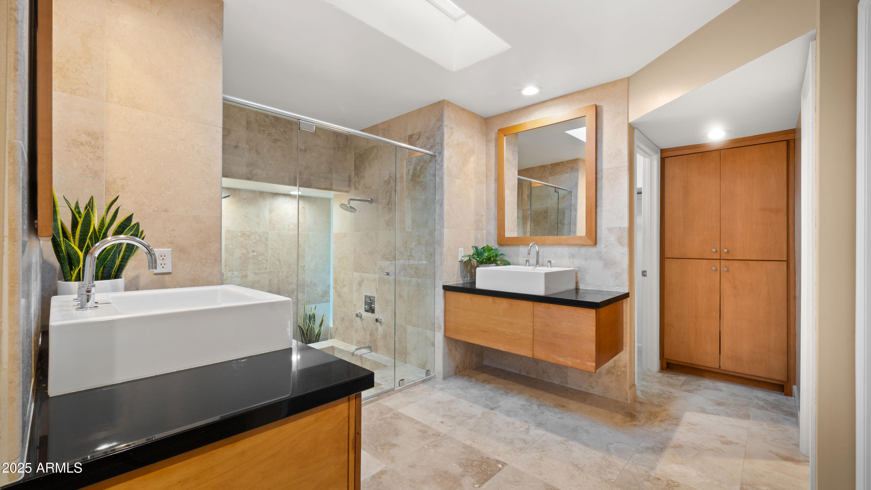 2423 E MARSHALL Avenue