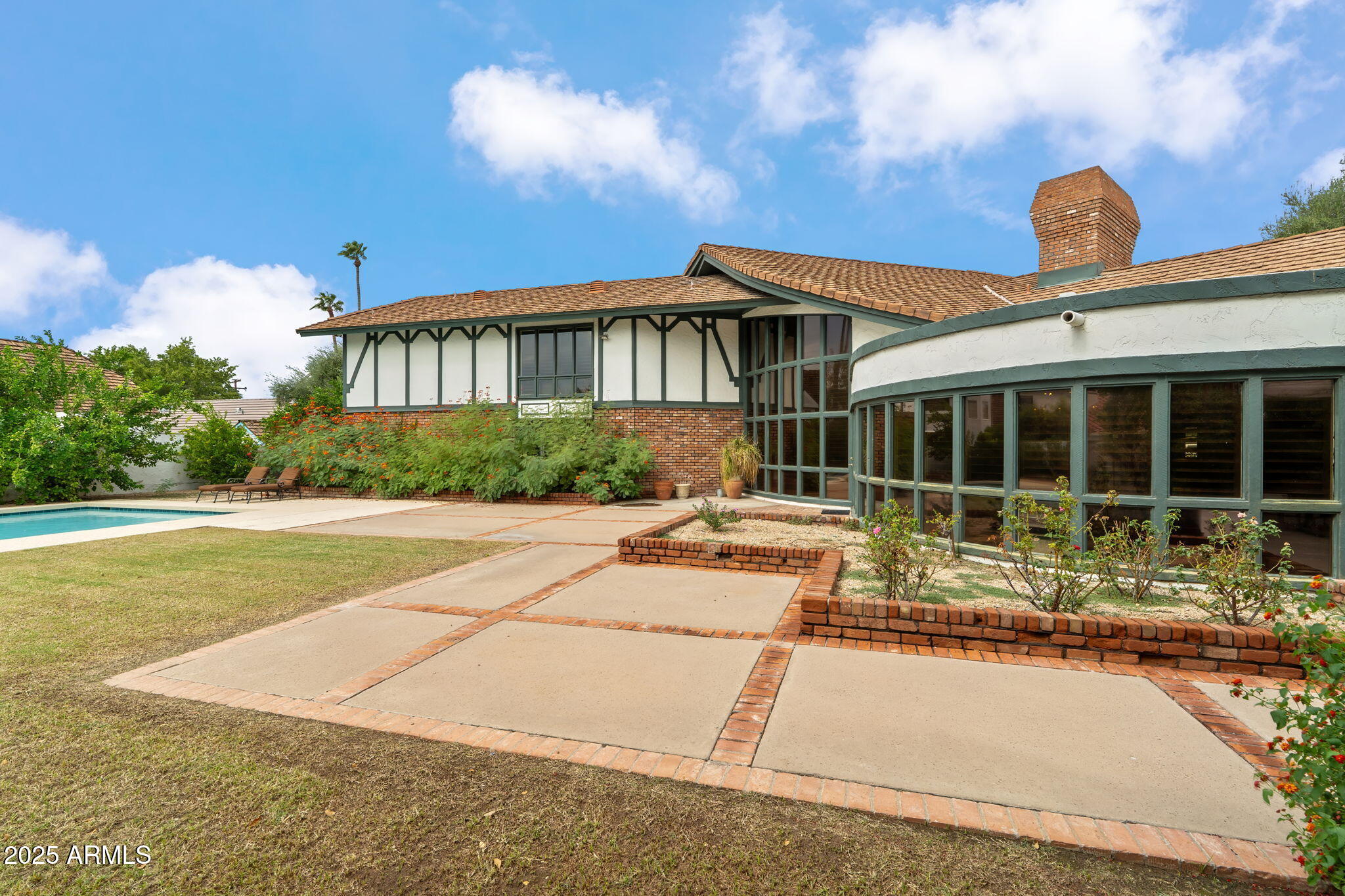 211 W KALER Drive