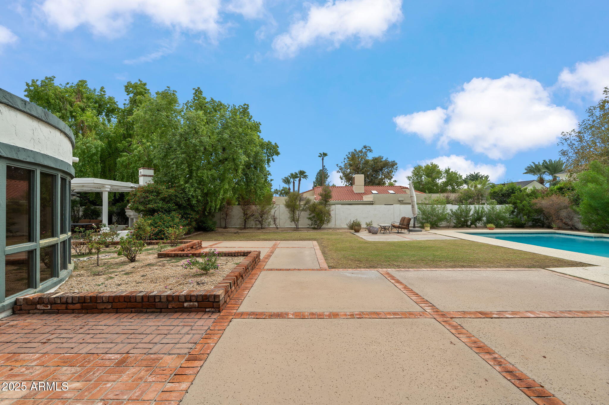 211 W KALER Drive