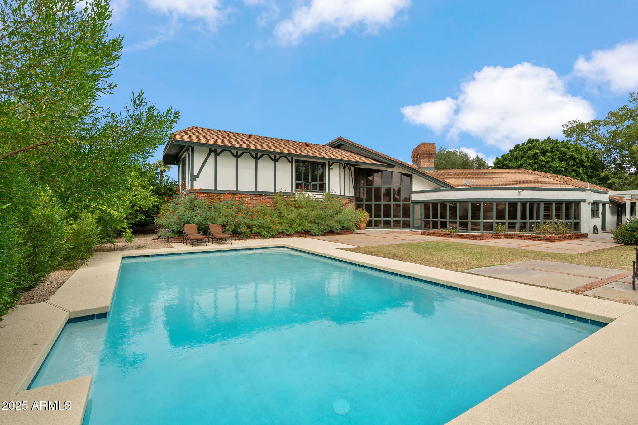 211 W KALER Drive