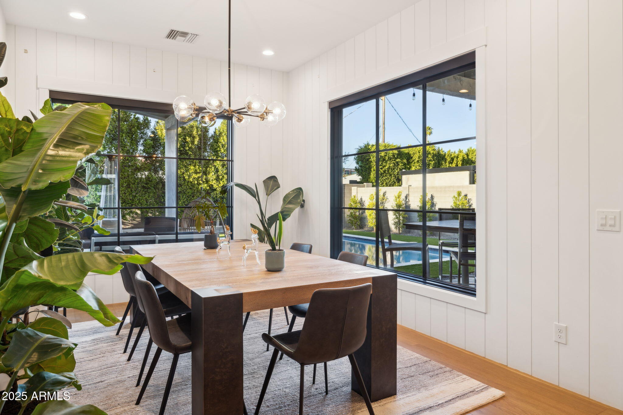 3530 E GLENROSA Avenue